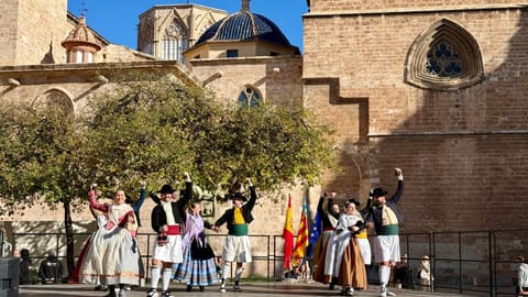 Nearby landmark, Restaurant/places to eat, Spring, Off site, Day, People, Neighbourhood, Natural landscape, Activities, Winter, Summer, Children play ground, Other, Evening entertainment, Autumn, Landmark view, Entertainment, group of guests, Family, ATM, vending machine, VIP