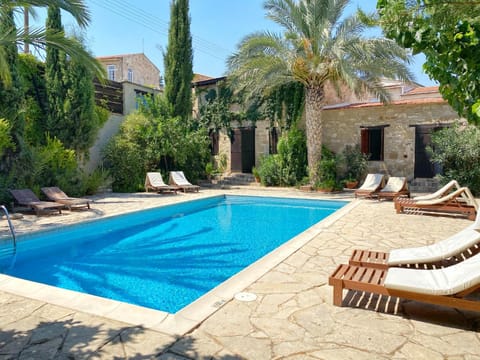 Property building, Day, Pool view, Swimming pool, sunbed