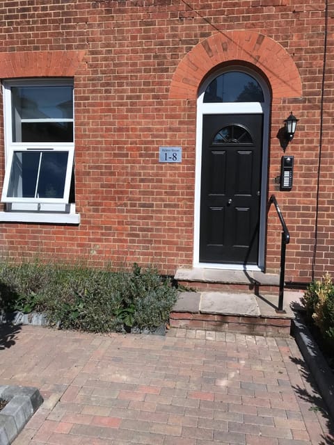 1 Helena House Brownlow Road Apartment in Reading