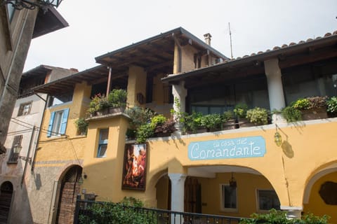 Facade/entrance
