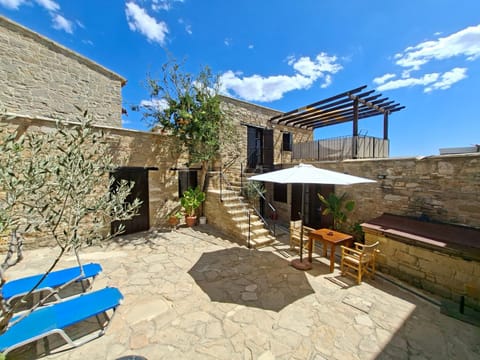 Property building, Patio, Day, Garden, Balcony/Terrace, Garden view, sunbed