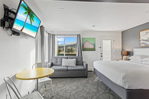 Bed, TV and multimedia, Photo of the whole room, Seating area, Bedroom