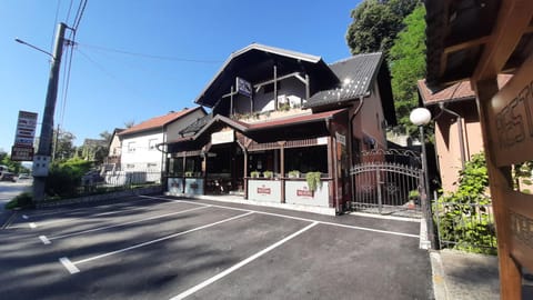 Property building, Restaurant/places to eat