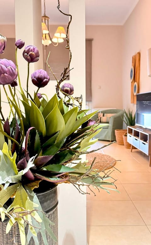 TV and multimedia, Living room, Decorative detail, Seating area