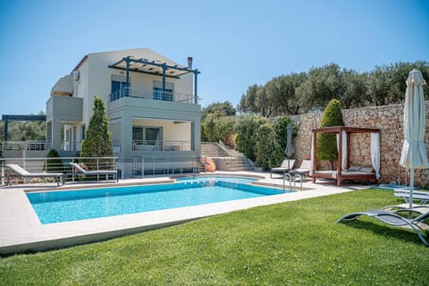 Property building, Patio, Spring, Day, Garden, Garden, Garden view, Pool view, Swimming pool, Swimming pool, sunbed