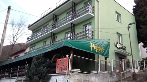 Facade/entrance