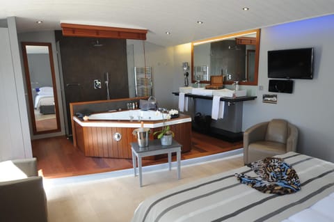 Shower, Bathroom, Photo of the whole room, Bedroom, Drinks