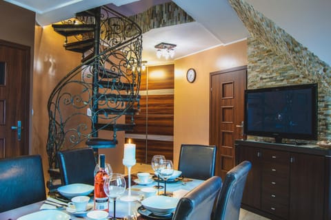 Living room, Food and drinks, Meals, Lunch, Dinner, Drinks, Alcoholic drinks, Non alcoholic drinks