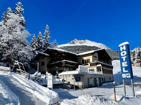 Property building, Day, Natural landscape, Winter, Mountain view