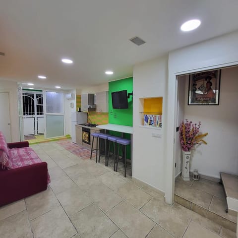 TV and multimedia, Kitchen or kitchenette, Living room, Seating area, Dining area