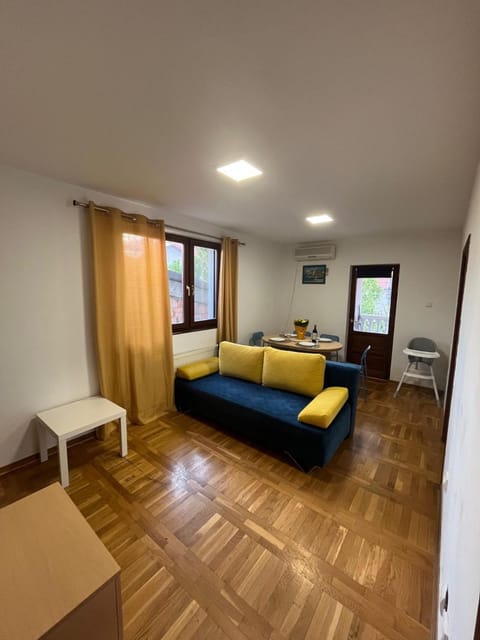 Bed, TV and multimedia, Living room, Photo of the whole room, Seating area, Dining area, air conditioner