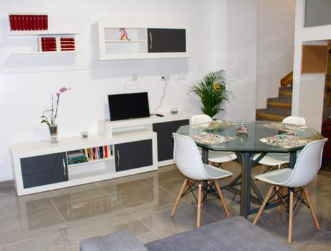 Communal lounge/ TV room, TV and multimedia, Dining area