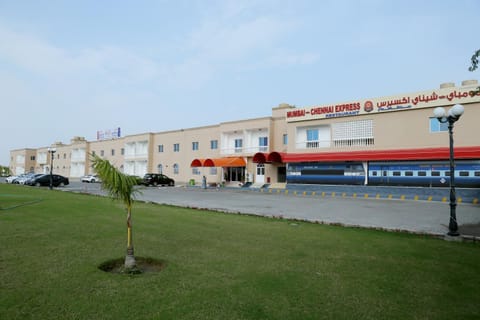 Property building, Facade/entrance, Day, Bird's eye view, Location, Parking