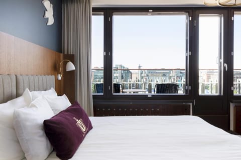 Bed, View (from property/room), Balcony/Terrace, City view