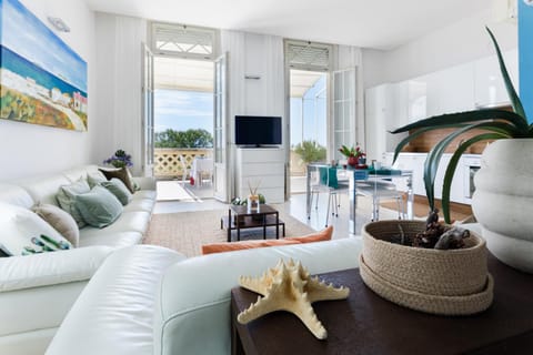 Communal lounge/ TV room, TV and multimedia, Living room, Seating area