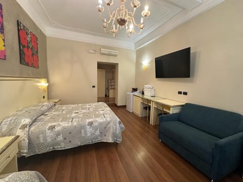 Bed, TV and multimedia, Photo of the whole room, Bedroom