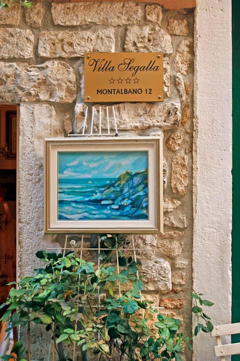 Facade/entrance, Decorative detail