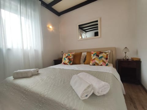 Bed, Bedroom, towels
