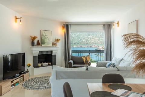 Communal lounge/ TV room, Natural landscape, TV and multimedia, View (from property/room), Balcony/Terrace, Living room, Seating area, Evening entertainment