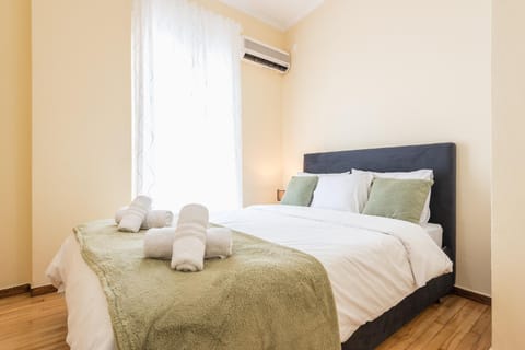 Bed, Bedroom, towels, air conditioner