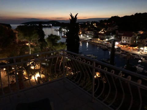 Apartment in Maslinica 70m from the sea Apartment in Split-Dalmatia County