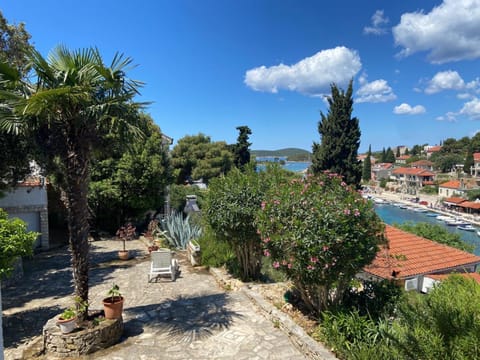 Apartment in Maslinica 70m from the sea Apartment in Split-Dalmatia County