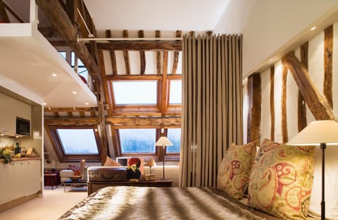 Bed, Photo of the whole room, Decorative detail, Garden view, Landmark view