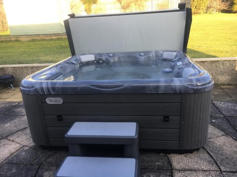 Pippin, Tranquil Scottish Cottage with Hot Tub House in Airdrie