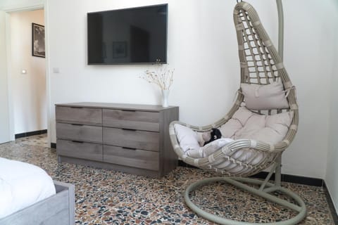 Bed, TV and multimedia, Photo of the whole room, Bedroom