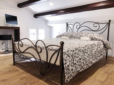 Day, Seating area, Bedroom, On site, Street view