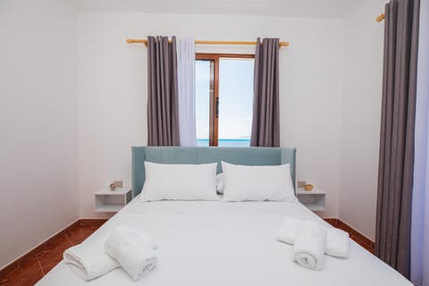 Bed, Photo of the whole room, Seating area, Bedroom, towels