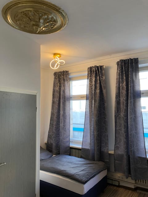 Photo of the whole room, Street view