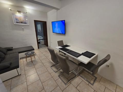 TV and multimedia, Living room, Seating area, Dining area