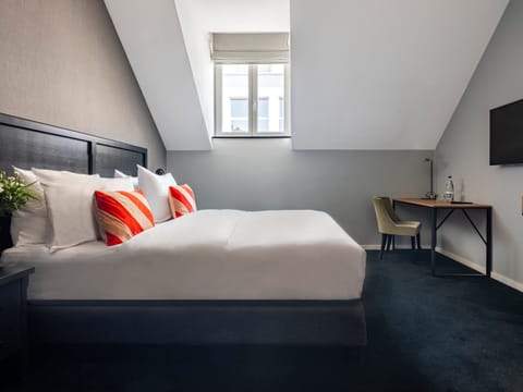 Bed, TV and multimedia, Seating area, Bedroom