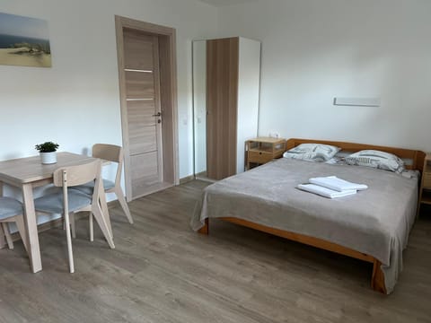 Bed, Photo of the whole room, Dining area, towels, wardrobe