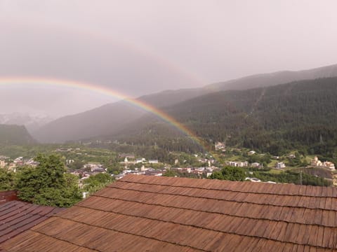 View (from property/room), Balcony/Terrace, Seating area, City view, Mountain view, Street view
