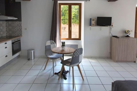 Le Studio du 14 parking gratuit et arrivée autonome Apartment in Bourgogne-Franche-Comté