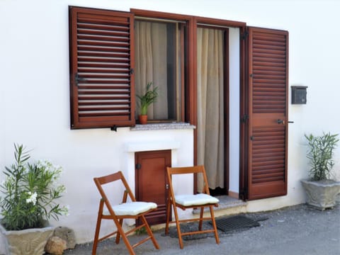 Bilocale al piano terra a 3 minuti dal mare a La Caletta Apartment in La Caletta