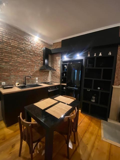 Kitchen or kitchenette, Dining area