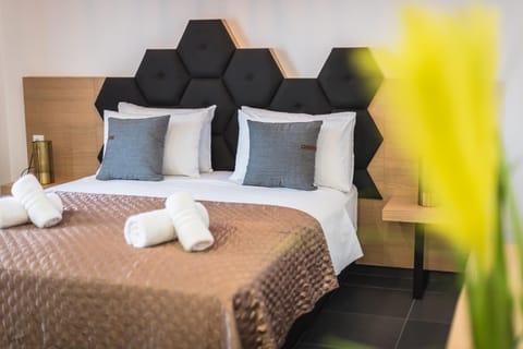 Bed, Bedroom, towels