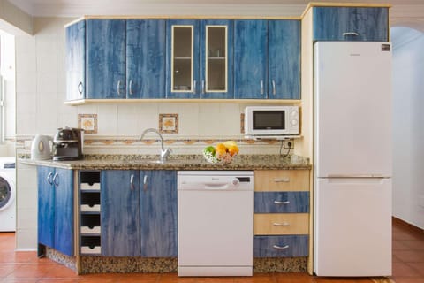 Coffee/tea facilities, dishwasher, minibar, kitchen