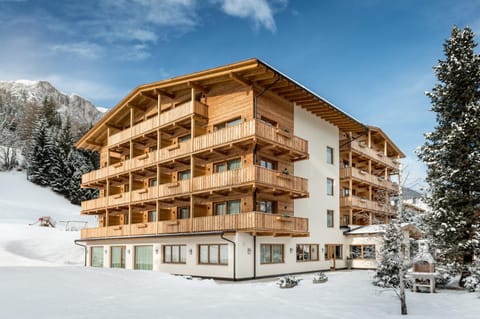 Facade/entrance, Lobby or reception, Landmark view, Mountain view, Family