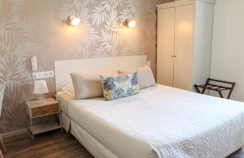 Bed, Photo of the whole room, Decorative detail, wardrobe