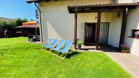 Property building, Day, Garden, Garden view, sunbed