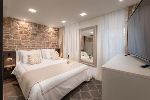 Bed, TV and multimedia, Bedroom