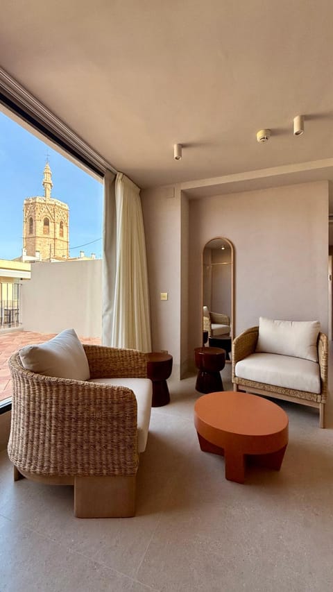 Nearby landmark, Off site, View (from property/room), View (from property/room), Living room, Seating area, City view, City view, Landmark view, Landmark view, Street view, Street view, Quiet street view, internet, internet