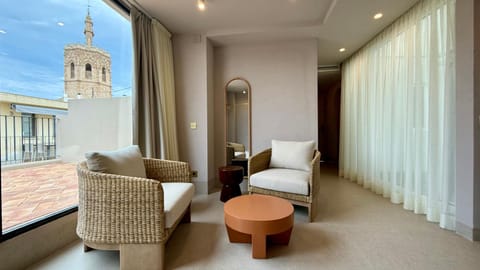 View (from property/room), Living room, Photo of the whole room, Decorative detail, Seating area, City view, Landmark view, Landmark view, Street view, Quiet street view, heating, internet, internet