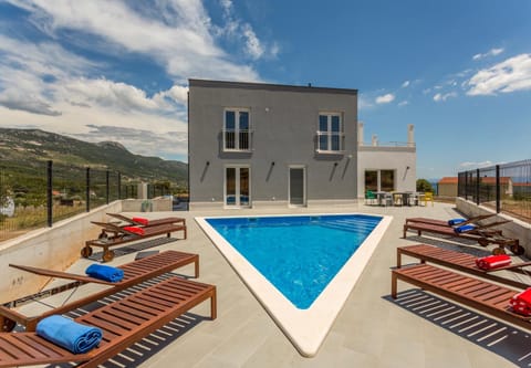 Property building, Day, Summer, Garden, Balcony/Terrace, Area and facilities, Swimming pool