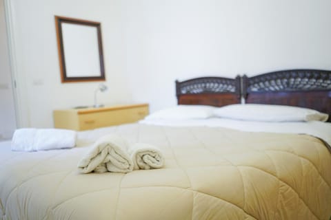 Bed, Bedroom, towels