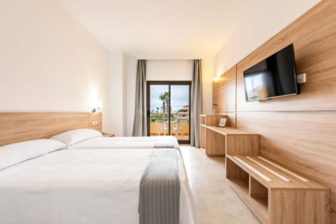Bed, TV and multimedia, Photo of the whole room, Bedroom